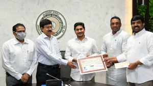 అందరి చూపూ జగన్ వైపు- జగన్ చూపు ఆ మంత్రి వైపే...శ్రమతో పరిశ్రమను గెల్చిన ఘనుడు..