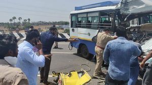 గుంటూరు వద్ద రోడ్డు ప్రమాదం: స్పాట్‌లో ప్రత్యక్షమైన మంత్రి క్షతగాత్రులను ఆసుపత్రికి 