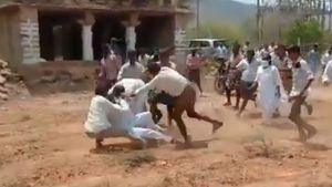 కడప జిల్లాలో భగ్గుమన్న విభేదాలు: దొమ్మీకి దిగిన వైసీపీ నేతలు: లాఠీఛార్జీ.. ఉద్రిక్తత