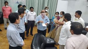 విశాఖ విషాదం: ఎల్జీతో జగన్ కుమ్మక్కు.. సాక్ష్యాలు బయటపెట్టిన టీడీపీ.. విజయసాయి కౌంటర్