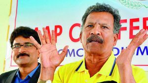  ఆ ఐఏఎస్ అధికారులే టీడీపీని భ్రష్టు పట్టించారు: మహానాడు సాక్షిగా బయటపడ్డ విబేధాలు