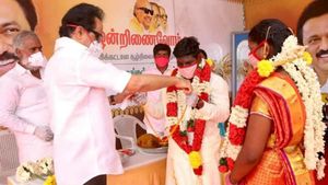 Lockdownmk: కరోనా కాలంలో పెళ్లిళ్లు జరిపించిన ప్రతిపక్ష నాయకుడు, మాస్క్ లు, మంత్రాలు, హార్బర్ ! 