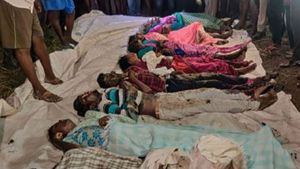 ఏపీలో ఘోర రోడ్డు ప్రమాదం: 9 మంది మహిళలు మృతి, మరో ఇద్దరికి తీవ్రగాయాలు