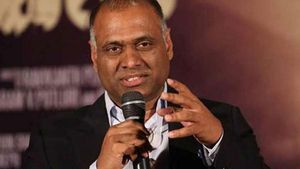 పదవి పోతుందని తెలిసినా జగన్ విశాఖ వెళ్లారా ? పీవీపీ ట్వీట్ సంచలనం- గతంలో ఎన్టీఆర్ కు ఏమైంది ?