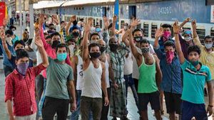 Lockdown: కర్ణాటక నుంచి వెళ్లిపోతున్న 2 లక్షల మంది, బెంగళూరు ఇంటి ఒనర్స్ దూల తీరుతుంది, ఖాళీ!