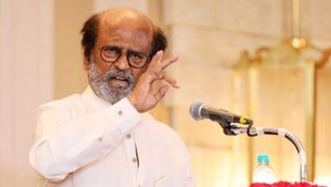 మూడోకన్ను తెరిచిన రజినీ: అధికార పార్టీపై గర్జన: మద్యం షాపులు తెరిస్తే.. జనం పాతేస్తారని వార్నింగ్