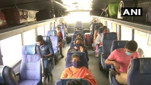 APSRTC: రోడ్డెక్కిన బస్సులు.. అనేక నిబంధనలు: సిటీ బస్సులపై కీలక నిర్ణయం: సందడిగా బస్టాండ్లు