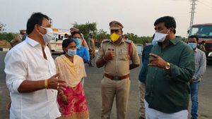 గ్యాస్ లీక్ భయాలు- శ్రీకాకుళానికి విశాఖ జనం- అడ్డుకున్న పోలీసులు..