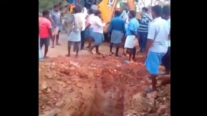 మొన్న గోడ..నిన్న గొయ్యి: తమిళనాడు సరిహద్దుల్లో ఉద్రిక్తత: మందుబాబుల కోసమేనా? 