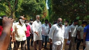  గ్యాస్ ప్రభావిత ప్రాంతాల్లో టీడీపీ ఎమ్మెల్యేలు: బాధితులకు అండగా..ధైర్యాన్ని ఇస్తూ..