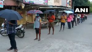 గుంటూరుజిల్లాలో గ్రాండ్ సక్సెస్: ఇక గొడుగుతో వస్తేనే: మద్యం షాపుల వద్ద అంబ్రెల్లా ఫార్ములా