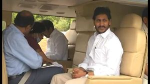 fact check : జగన్ హెలికాఫ్టర్ లో సాయిరెడ్డికి చోటు నిరాకరణ..! అసలేం జరిగిందంటే ?