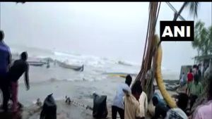 విశాఖ తీరంలో విధ్వంసం: పోటెత్తుతున్న సముద్రం: మత్స్యకారుల నివాసాల్లో దూసుకొచ్చిన అలలు