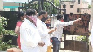  వైజాగ్ నాట్ ఫర్ సేల్: భూముల అమ్మకానికి నిరసనగా ఉద్యమిస్తోన్న విశాఖ: టీటీడీపై వెనక్కి తగ్గడంతో