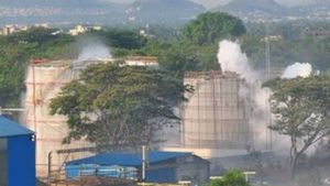 Vizag Gas Leak: షాకింగ్ ట్విస్ట్.. ఎల్జీ పాలిమర్స్ ప్లాంటు సీజ్.. ఏపీ హైకోర్టు మరో సంచలనం.. 
