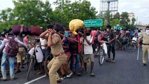 ఏపీలో సీఎస్ ఆదేశాలూ బేఖాతర్.. తాడేపల్లిలో వలస కార్మికులపై విరిగిన లాఠీ...