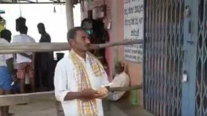  మద్యం షాపులకు హారతులు: ముగ్గులు..బ్యారికేడ్లు: 40 రోజుల తరువాత..మందుబాబులకు పండగే