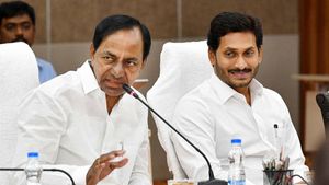 పోరాడాల్సిన చోట జగన్ మౌనం- కొత్త అనుమానాలకు ఊతం....కేసీఆరే బెటరా... ?