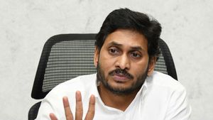 గ్రామ, వార్డు క్లినిక్స్: తండ్రి పేరుతో మరో పథకానికి జగన్ శ్రీకారం: ప్రతి ఒక్కరికీ కరోనా సొకవచ్చు