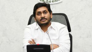 కరోనాపై సీఎం జగన్ రివ్యూ: బస్సులు నడపాలి, రెస్టారెంట్లు తెరవాలి! కానీ..