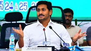ప్రతి ఇంటికీ మేనిఫెస్టో: ఎవరైనా కోర్టుకెళ్తారేమో: జగన్ సెటైర్: ఆ విషయాన్ని గట్టిగా నమ్ముతున్నా
