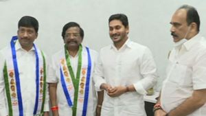  చంద్రబాబుకు మరో షాక్: జగన్ సమక్షంలో వైసీపీలో చేరిన మాజీ మంత్రి, ఆయన కుమారుడు
