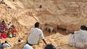 లాక్‌డౌన్‌తో వెలుగుచూసిన 200 ఏళ్లనాటి శివాలయం:  యువత కృషి ఫలితమే