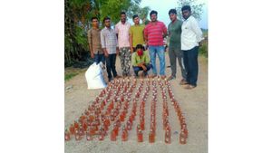  బియ్యం బస్తాల్లో లిక్కర్ బాటిల్స్, ఒకటి కాదు రెండు కాదు 371 సీసాలు.. 