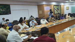 Coronavirus: మళ్లీ లాక్ డౌన్ కావాలా ? అవ్వా బువ్వా రెండు కావాలంటే కుదరదు, మీ ఇష్టం, సీఎం వార్నింగ్ !