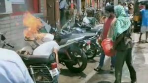 రాజమండ్రిలో శానిటైజర్ ఫైర్- బైక్ లోనే మంటలు- జనం పరుగులు...