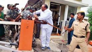 అచ్చెన్నాయుడు అరెస్ట్: వందలమంది ఇంట్లో చొరబడ్డారు! భార్య, ఫ్యామిలీ ఏమన్నారంటే?