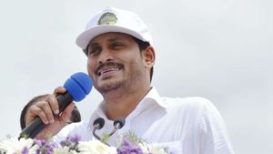 కోర్టుల ద్వారా టీడీపీ అడ్డుకుంటోంది - జగన్ సంచలన కామెంట్స్- గవర్నర్ ఆదేశాల వేళ ప్రాధాన్యం...