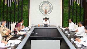 ఏపీ సీఎం కీలక నిర్ణయం: కరోనా మృతుల అంత్యక్రియలకు రూ. 15వేలు, ఆస్పత్రులకు వార్నింగ్