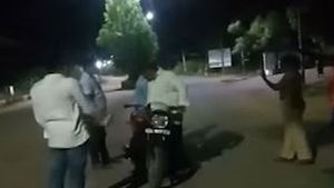 అర్ధరాత్రి మద్యం మత్తులో వాలంటీర్ వీరంగం: చొక్కా చించుకుని మహిళా ఎస్ఐపైకి..