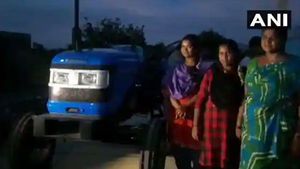 నిన్న కాడెడ్లుగా కుమార్తెలు..నేడు ట్రాక్టర్‌: రాత్రికి రాత్రి మారిన చిత్తూరు రైతు తల రాత