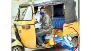 ఆటోలో కరోనా రోగి మృతదేహం, డ్రైవర్, పక్కనున్న వ్యక్తికి నో పీపీఈ కిట్..