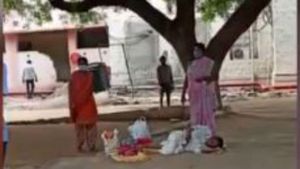 దారుణం : పట్టించుకున్నోడే లేడు.. ఆమె కళ్లెదుటే భర్త మృతి.. 