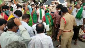 గవర్నర్ నిర్ణయంపై భగ్గుమన్న అమరావతి- పలుచోట్ల రైతుల ఆందోళనలు..