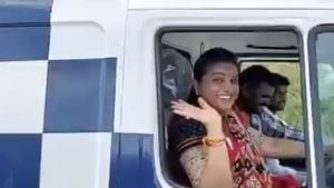  నగరిలో అంబులెన్స్ నడిపిన ఎమ్మెల్యే రోజా: చంద్రబాబుపై విమర్శలు