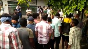 జే ట్యాక్స్ టార్గెట్ 25 వేల కోట్లు: కరోనా వ్యాప్తి నిలయాలుగా వైన్ షాపులు: నారా లోకేశ్ (వీడియో)