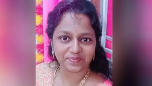  Lockdown lover: భర్త బాత్ రూమ్ లో, ప్రియుడు బెడ్ రూమ్ లో, ఒంగోలు గిత్త పక్కాప్లాన్, జస్ట్ మిస్ ! 