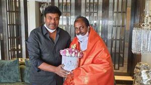 చిరంజీవిని కలిసిన సోము వీర్రాజు: పవన్ కళ్యాణ్‌తో కలిసి పోరాడాలని పిలుపు