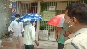 విజయవాడలో మందుబాబులకు షాక్- గొడుగు, మాస్క్ లేకపోతే నో లిక్కర్....