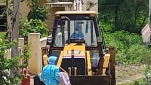 అమానుషం: మహిళ మృతి!, కరోనా అనుమానంతో జేసీబీలో స్మశానానికి