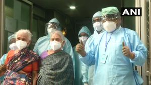 94 ఏళ్ల తల్లి, 70 ఏళ్ల కూతురు కరోనాను జయించారు - ఐదు రోజుల్లోనే భేషుగ్గా ఇంటికి - వైరల్ వీడియో