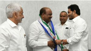  వైసీపీలో చేరిన టీడీపీ మాజీ ఎమ్మెల్యే: నెక్స్ట్ ఎవరు? ఆ సిట్టింగ్ ఎమ్మెల్యే టార్గెట్?