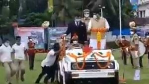  బురదలో కూరుకుపోయిన మంత్రి అవంతి వాహనం: అనూహ్య ఘటనతో: తోసిన పోలీసులు 