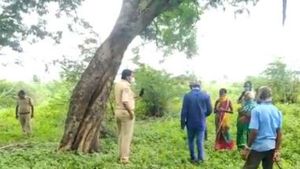  బస్టాండ్ లో ఏడాదిన్నర బాలుడి కిడ్నాప్ కథ విషాదాంతం .. కిడ్నాపర్ కు దేహశుద్ధితో బయటపడిన నిజం