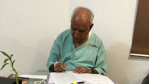  Coronavirus: అయోధ్య ప్రోగ్రామ్ గోవింద, ఆసుపత్రిలో సంతకాలు చేస్తున్న సీఎం, పాపం టైమ్ బ్యాడ్ ! 