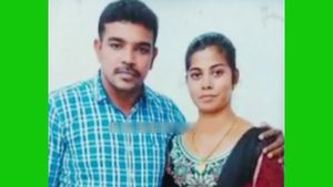 Criminal wife: భర్తకు బెడ్ రూమ్ స్కెచ్, హత్యకు రూ. లక్షలు డీల్, కెమెరామెన్ గణేష్ తో గాయిత్రి, ష్! 